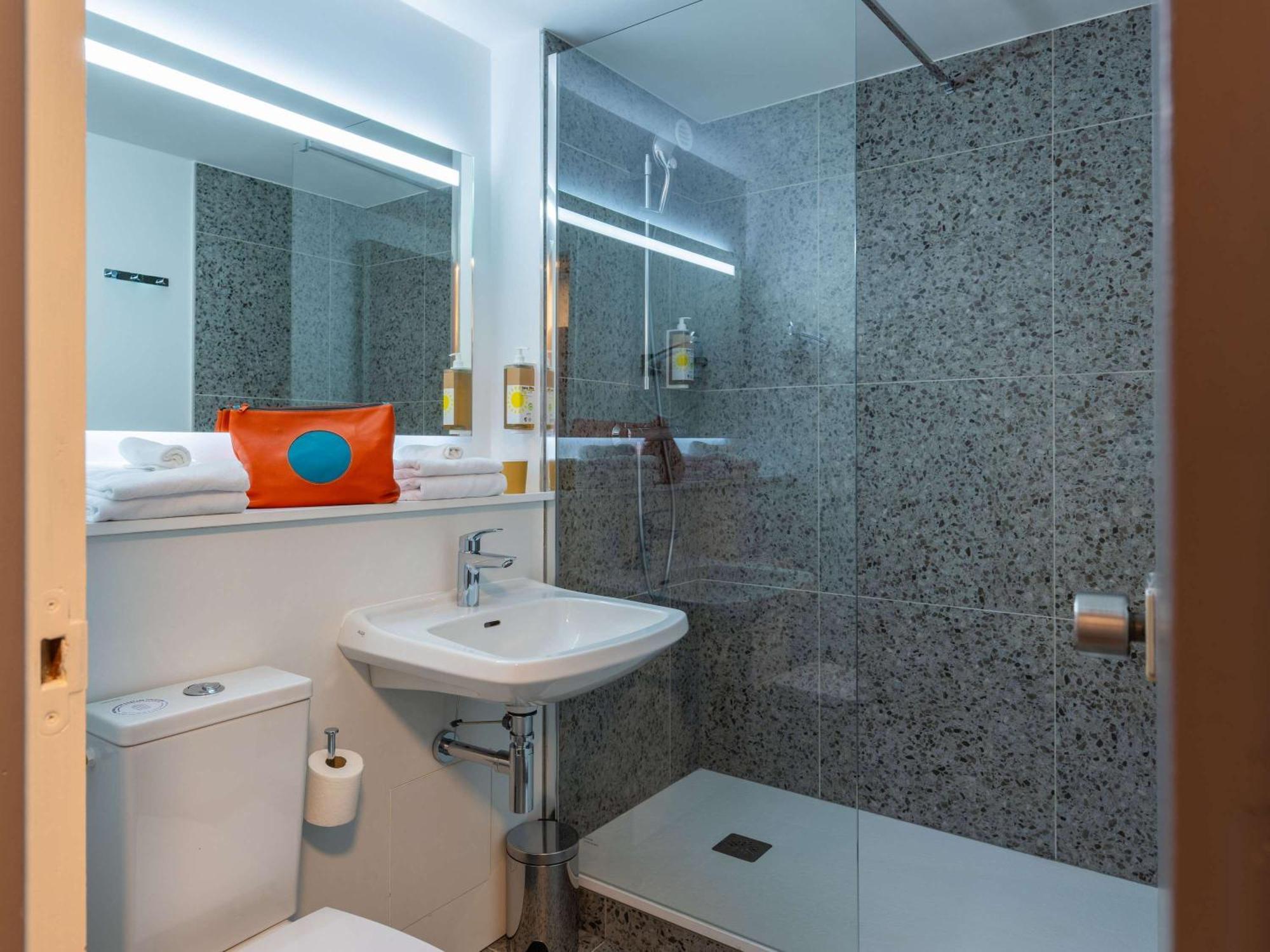 Greet Hotel Шательро Екстер'єр фото